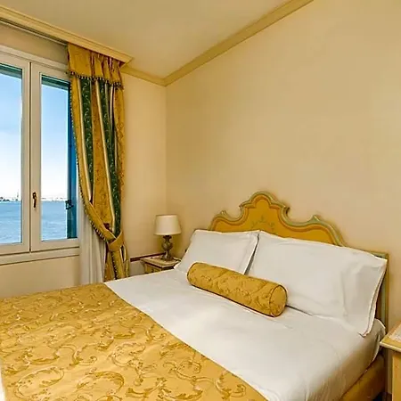 Laguna Hotel 4*